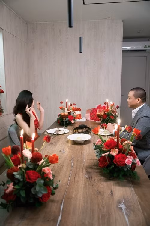 Trước đó, cô từng bày tỏ quan điểm rằng Valentine không nhất thiết phải có hoa hay quà đắt tiền. Với Khánh Vân, chỉ cần chồng vào bếp nấu những món mình thích là đã đủ hạnh phúc.