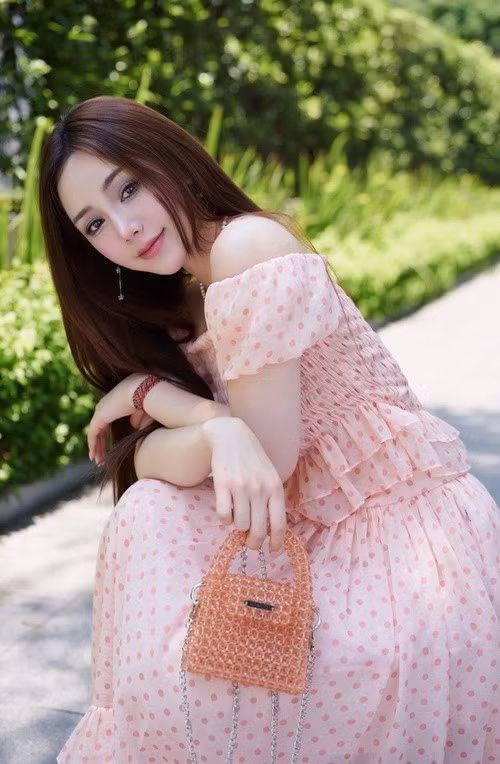 Quỳnh Kool theo đuổi phong cách thời trang dịu dàng, gợi cảm. Ảnh: FB Quỳnh Kool.