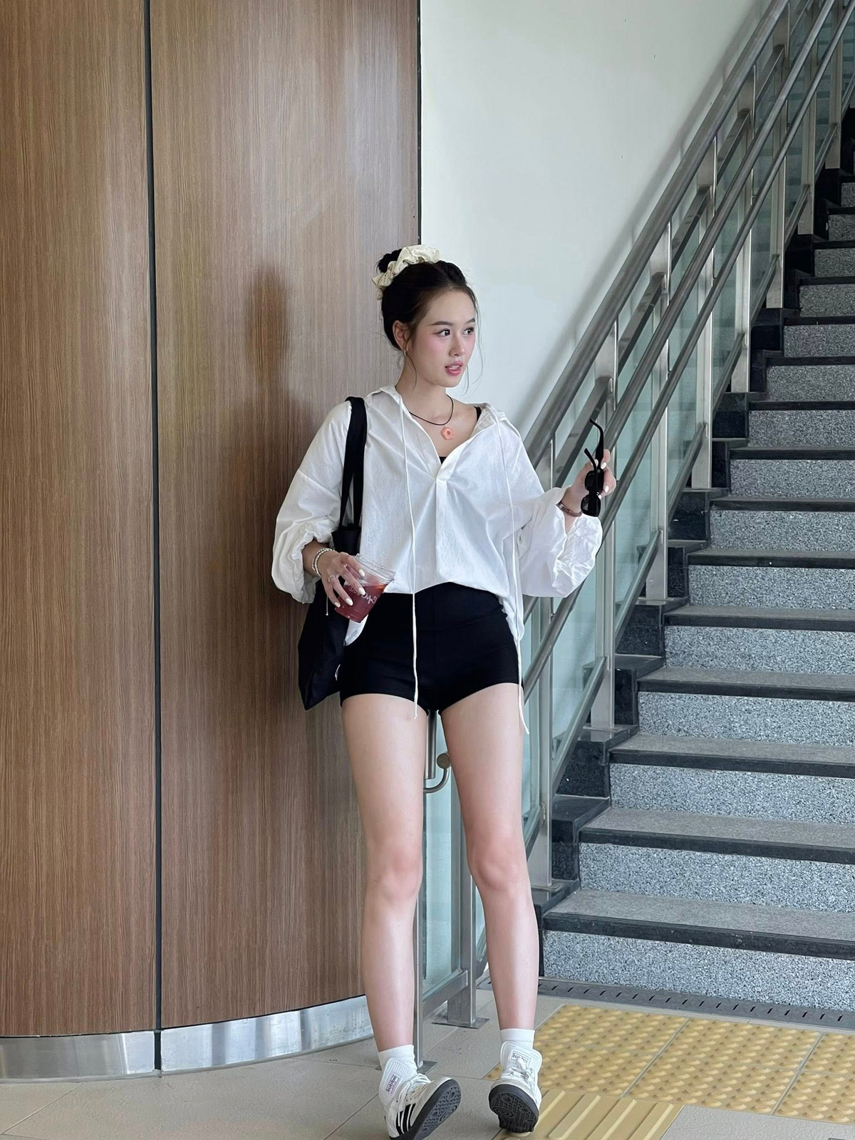 Vợ Anh Đức diện trang phục tôn đôi chân dài nuột nà.