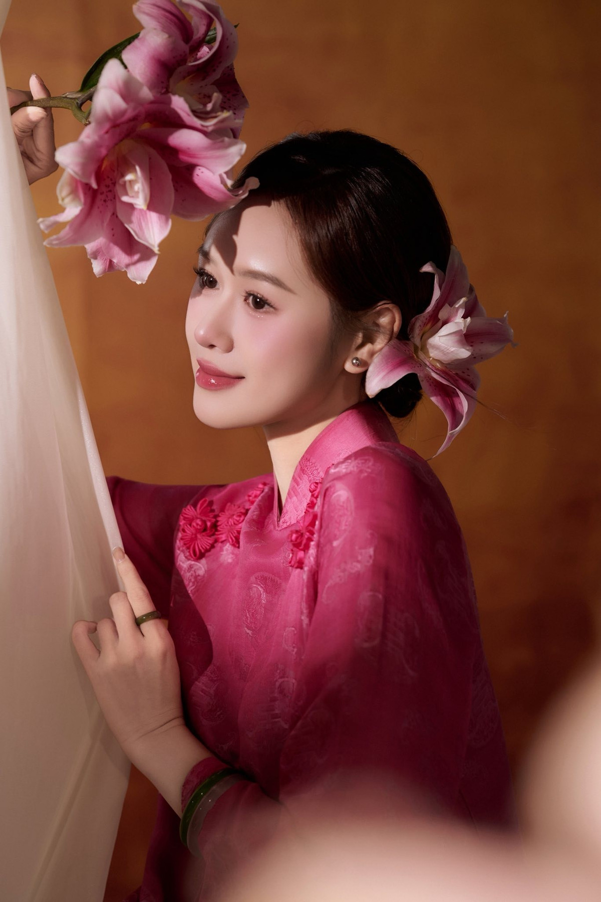 Nhiều khán giả khen ngợi bà xã diễn viên Anh Đức xinh đẹp hơn hoa.