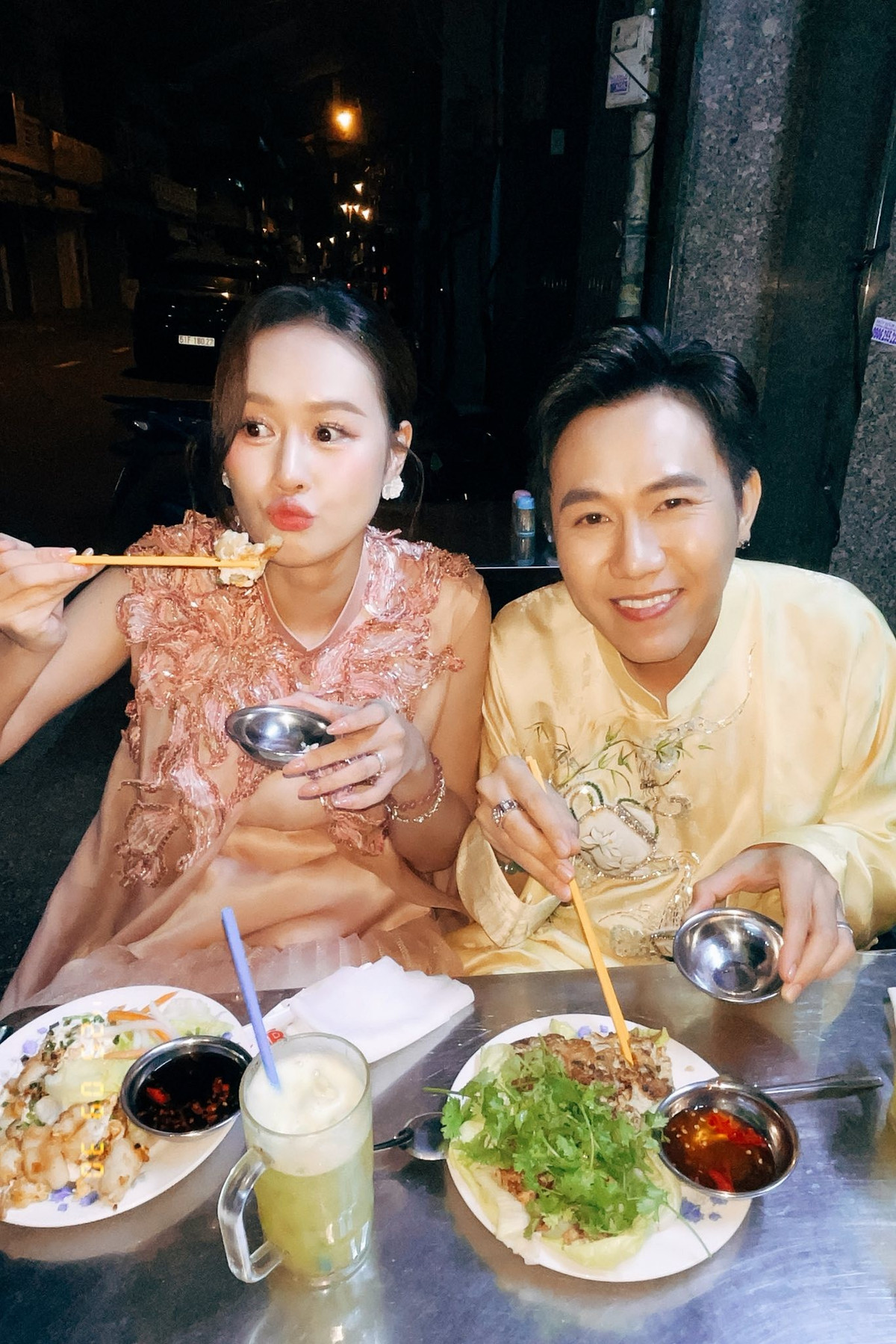 Nữ diễn viên ủng hộ chồng học ngành đạo diễn điện ảnh. "Tôi chứng kiến từ lúc tiền kỳ đến sản xuất rồi hậu kỳ anh nấu dự án tốt nghiệp ngành đạo diễn điện ảnh. Với cương vị nhà đầu tư, góp 50% ngân sách cho dự án, tôi không biết khi nào mới được lấy lại vốn. Nhưng kệ, mình nhắm mắt góp luôn. Chúc cho anh nhà và cả ê-kíp ngày mai đem Kế hoạch yêu bung lụa suôn sẻ tốt đẹp", Anh Phạm chia sẻ dịp Anh Đức thi tốt nghiệp.