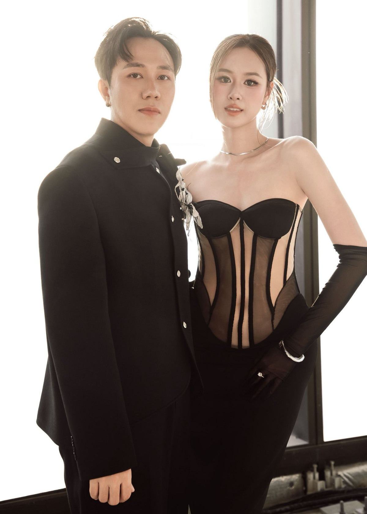 Anh Phạm và Anh Đức kết hôn năm 2024. Chia sẻ trên Vietnamnet, nữ diễn viên phim Mai cho biết, chồng cô sống tình cảm, ấm áp. Anh Đức chia sẻ kinh nghiệm, kỹ năng, đồng thời 'truyền lửa' để Anh Phạm diễn xuất tốt hơn.