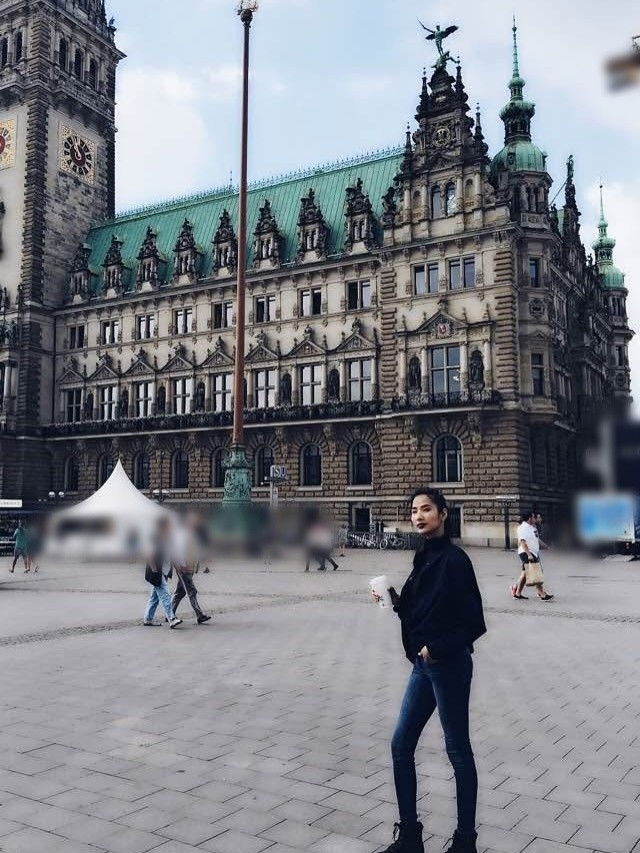 Gần đây, theo trào lưu nhìn lại năm 2016, nàng hậu đăng tải loạt ảnh thời còn sở hữu thân hình mảnh mai. Cô viết: "Nhìn lại năm 2016 — một năm đầy những ký ức không thể nào quên. Mười năm trước, tôi đã đi qua rất nhiều nơi: Anh, Mỹ, Đức, Ý".