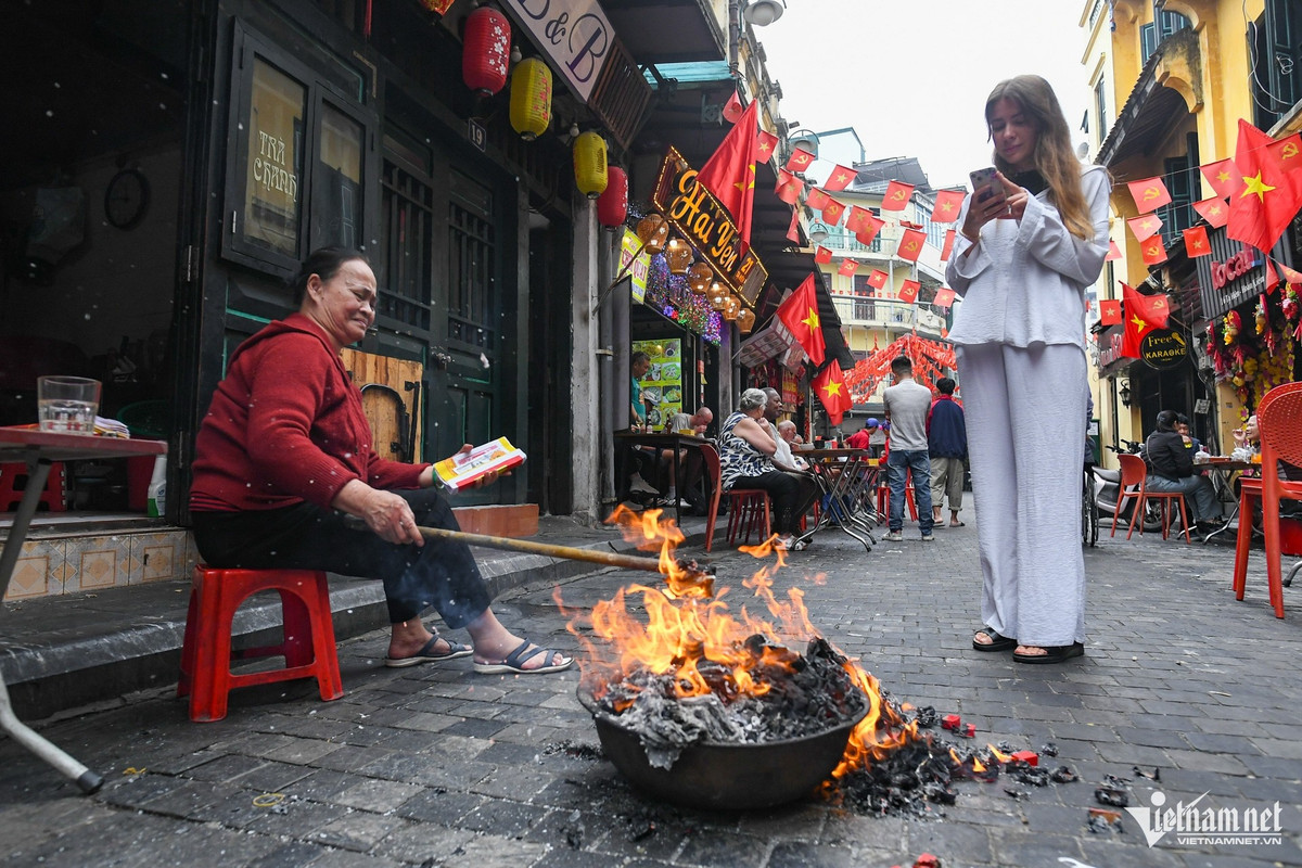 Camelia (du khách người Đức) chia sẻ: “Mọi thứ nhẹ nhàng, vui tươi; giao thông không còn đông đúc như vài ngày trước đó, khiến tôi cảm thấy rất thoải mái”. Nữ du khách cho biết cô khá bất ngờ khi bắt gặp hình ảnh một phụ nữ đang hóa vàng trên phố Tạ Hiện và đã ghi lại khoảnh khắc này. Sau khi được giải thích về phong tục, cô tỏ ra thích thú.