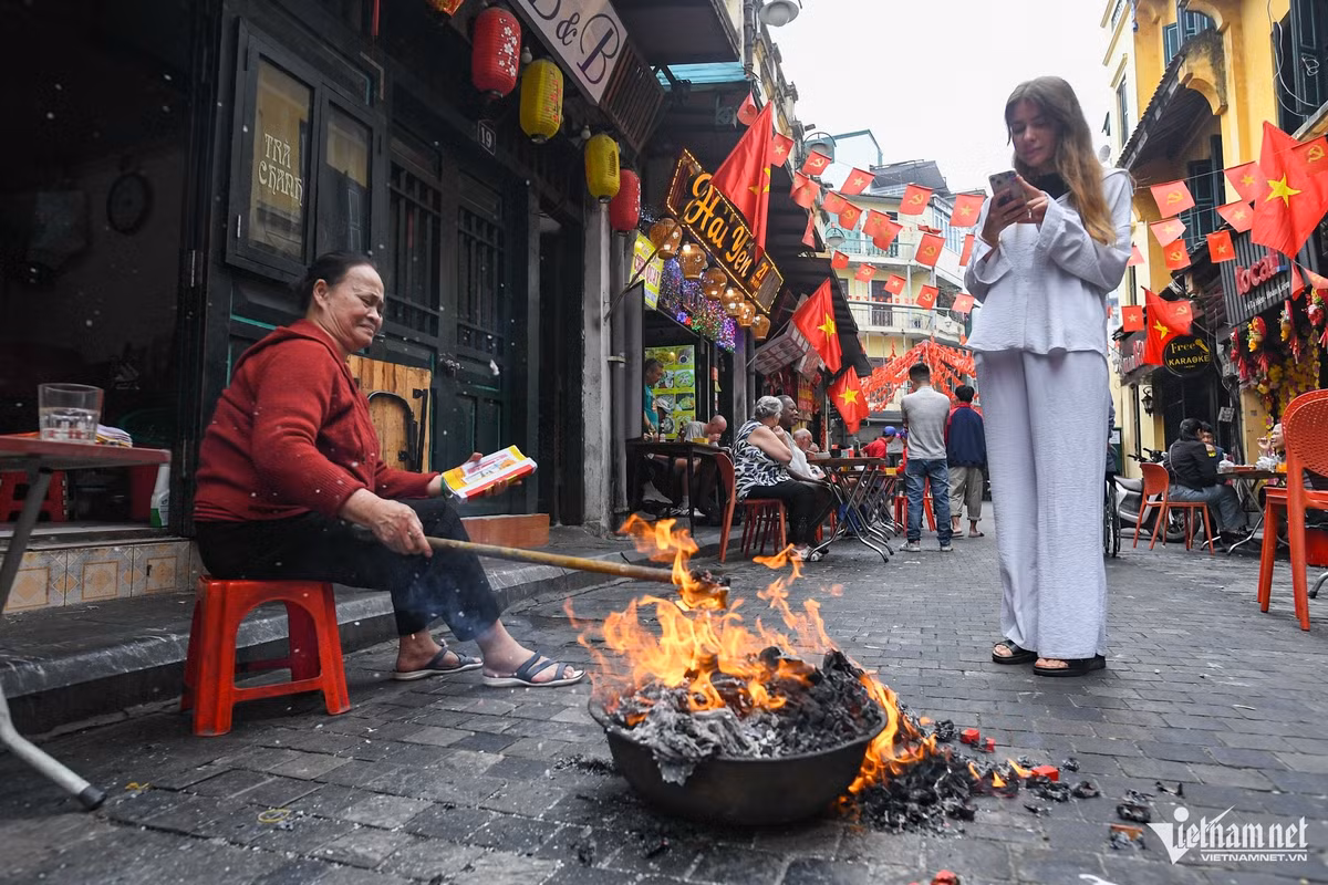 Camelia (du khách người Đức) chia sẻ: “Mọi thứ nhẹ nhàng, vui tươi; giao thông không còn đông đúc như vài ngày trước đó, khiến tôi cảm thấy rất thoải mái”. Nữ du khách cho biết cô khá bất ngờ khi bắt gặp hình ảnh một phụ nữ đang hóa vàng trên phố Tạ Hiện và đã ghi lại khoảnh khắc này. Sau khi được giải thích về phong tục, cô tỏ ra thích thú.