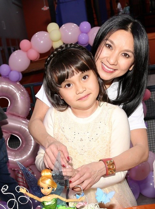 “Chở con đi hát biểu diễn trong văn nghệ của trường học. Làm mẹ nhớ đến ngày xưa. Ba mẹ của mẹ chở mẹ đi hát những năm tháng đầu tiên đứng trên sân khấu làm ca sĩ lót cho những tụ điểm sân khấu ca nhạc ở Sài Gòn. Nhưng đó là những hình ảnh khi xưa khi mẹ còn nhỏ ở bên quê hương, còn ngày nay, xứ lạ quê người, mẹ vừa chở con đi hát, vừa vào trường học sinh hoạt lớp cắm trại. Đời mấy ai đoán được chữ ngờ", Y Phụng viết trên trang cá nhân. Ảnh: FB Y Phụng.