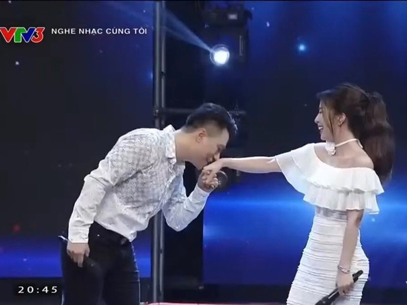 Trong một chương trình vào tháng 6/2023, Việt Anh hôn tay Quỳnh Nga khi cả hai thể hiện ca khúc Phút yêu đầu. Ảnh: Dân Việt.