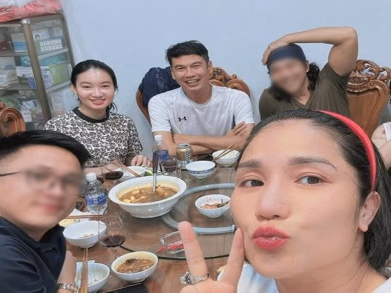 Trong một lần thưởng thức món ăn do Cát Tường chuẩn bị, Ngọc Thưởng khen: “Chị Tường nấu ăn ngon quá”. Ảnh: Arttimes.