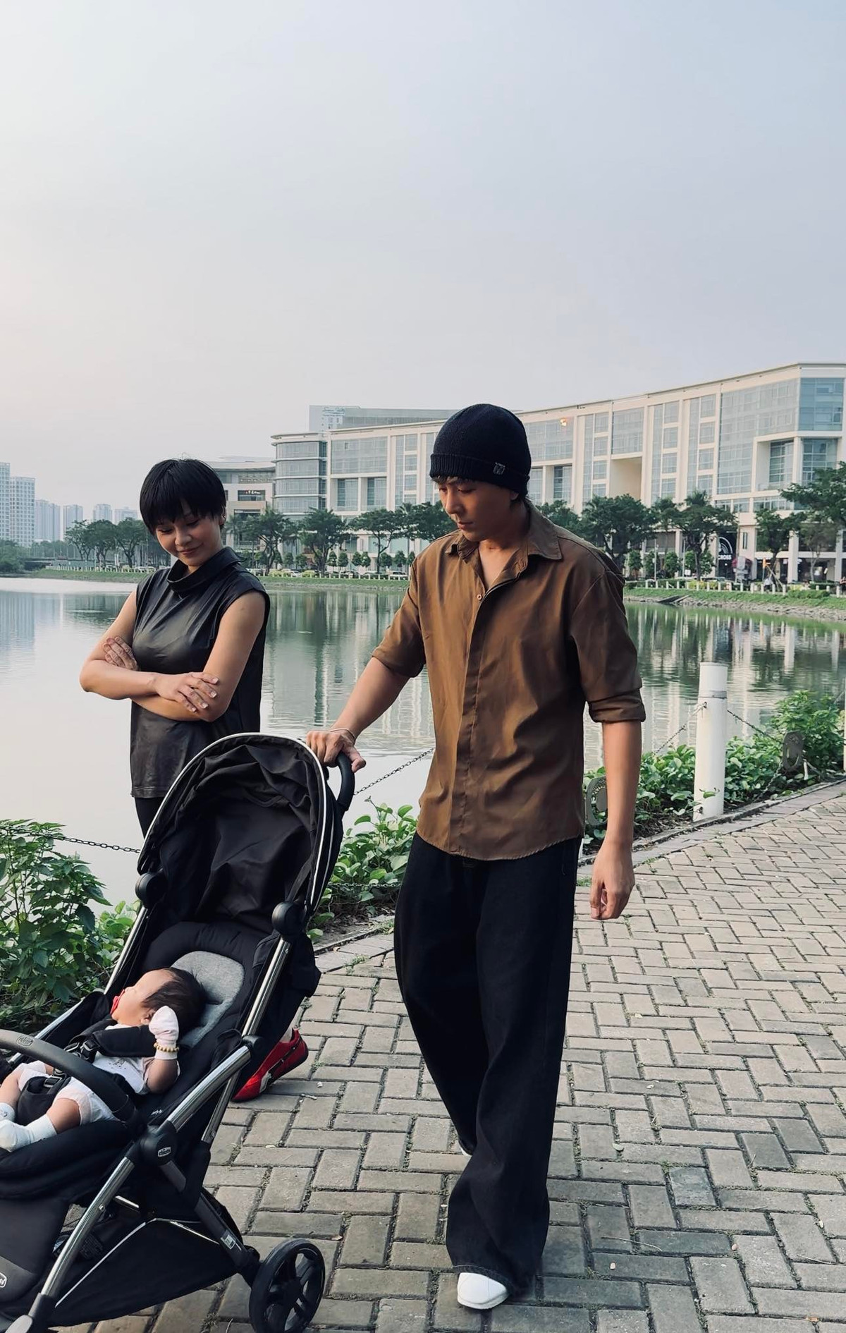 Quang Sơn thường xuyên đăng tải hình ảnh làm ông bố bỉm sữa. Ảnh: FB Quang Sơn.