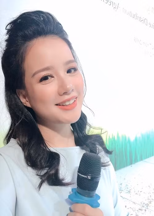 Minh Trang bắt đầu theo đuổi công việc truyền hình khi là sinh viên năm thứ nhất Đại học Ngoại thương Hà Nội. “Chương trình đầu tiên khi đó là đi công tác tuốt vào Đà Nẵng, đó là số gần cuối cùng của Tuổi đời mênh mông vòng loại, trước khi thi chung kết của Hà Nội. Quãng thời gian làm việc ở VTV3 là một khoảng thời gian tuyệt vời, đúng nghĩa mở mang tầm mắt về mọi mặt”, cô chia sẻ trên trang cá nhân. Ảnh: FB Minh Trang.