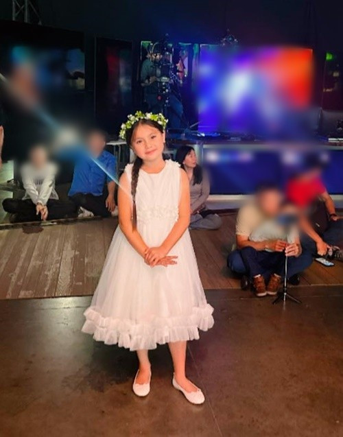 Đưa con gái đi quay chương trình, Y Phụng nhớ lại hình ảnh ngày xưa cũng được ba mẹ chăm lo khi đi hát. Ảnh: FB Y Phụng.