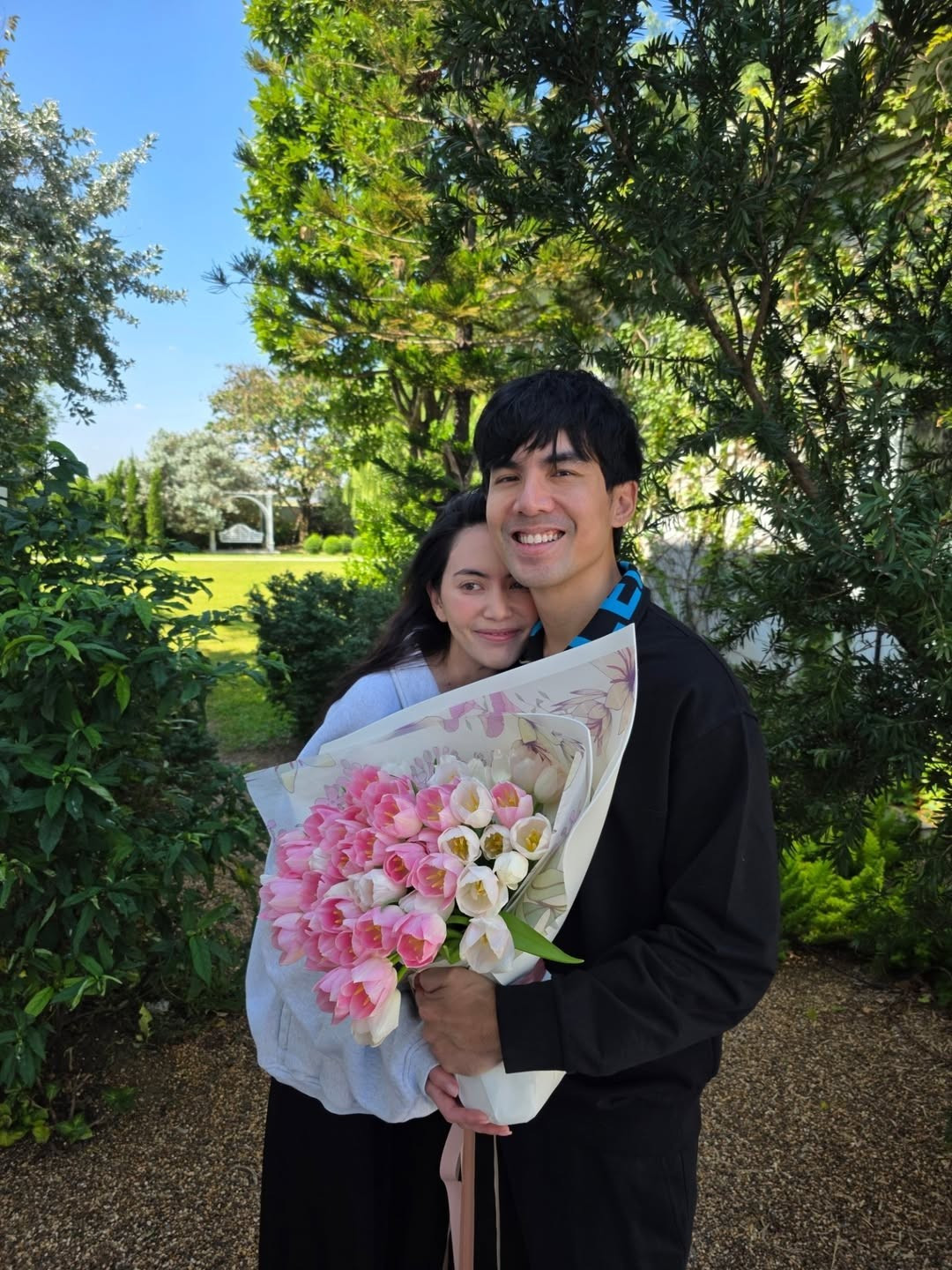 Ter Chantavit đăng tải hình ảnh ôm bó hoa bên Mai Davika dịp kỷ niệm 7 năm bên nhau. Trước đó, vào tháng 11 mỗi năm, cặp đôi lại cùng ăn mừng ngày gắn bó. Ảnh: Instagram Ter Chantavit.