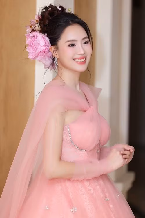 Nữ diễn viên gợi cảm, trẻ trung ở tuổi 42, sau 2 lần sinh nở. Ảnh: FB Hồng Diễm.