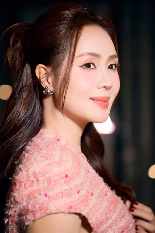 Hồng Diễm có nụ cười ngọt ngào, gương mặt tươi trẻ. Ảnh: FB Hồng Diễm.