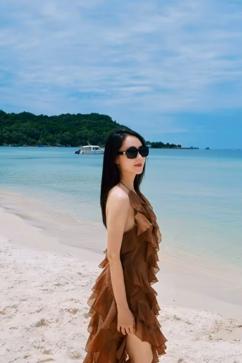 Nữ diễn viên phim Lằn ranh không hở bạo dù đi biển nhưng vẫn cuốn hút mọi ánh nhìn. Ảnh: FB Hồng Diễm.﻿