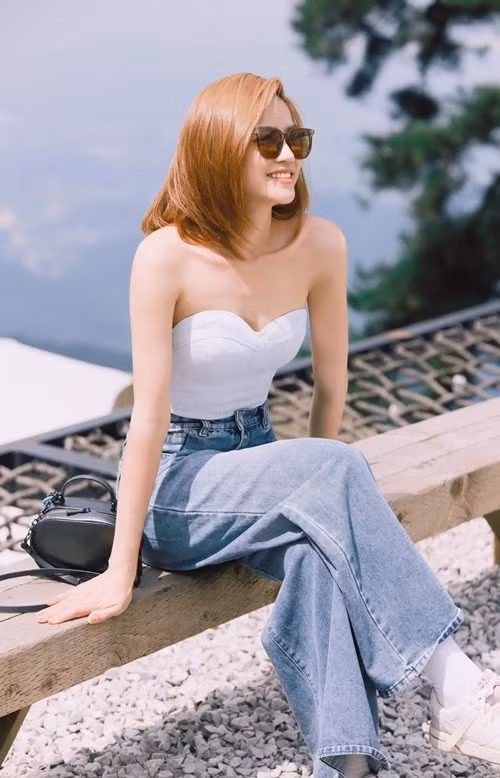 Anh Đào trẻ trung, gợi cảm với áo cúp ngực kết hợp quần jeans ở đời thường. Ảnh: FB Anh Đào.