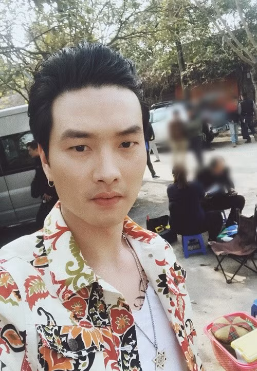 Trọng Lân sinh năm 1993, tốt nghiệp trường Cao đẳng Nghệ thuật Hà Nội. Chia sẻ trên VOV, ngày còn đi học, anh đi làm MC, phục vụ ở quán bar để trang trải cuộc sống. Ảnh: FB Trọng Lân.