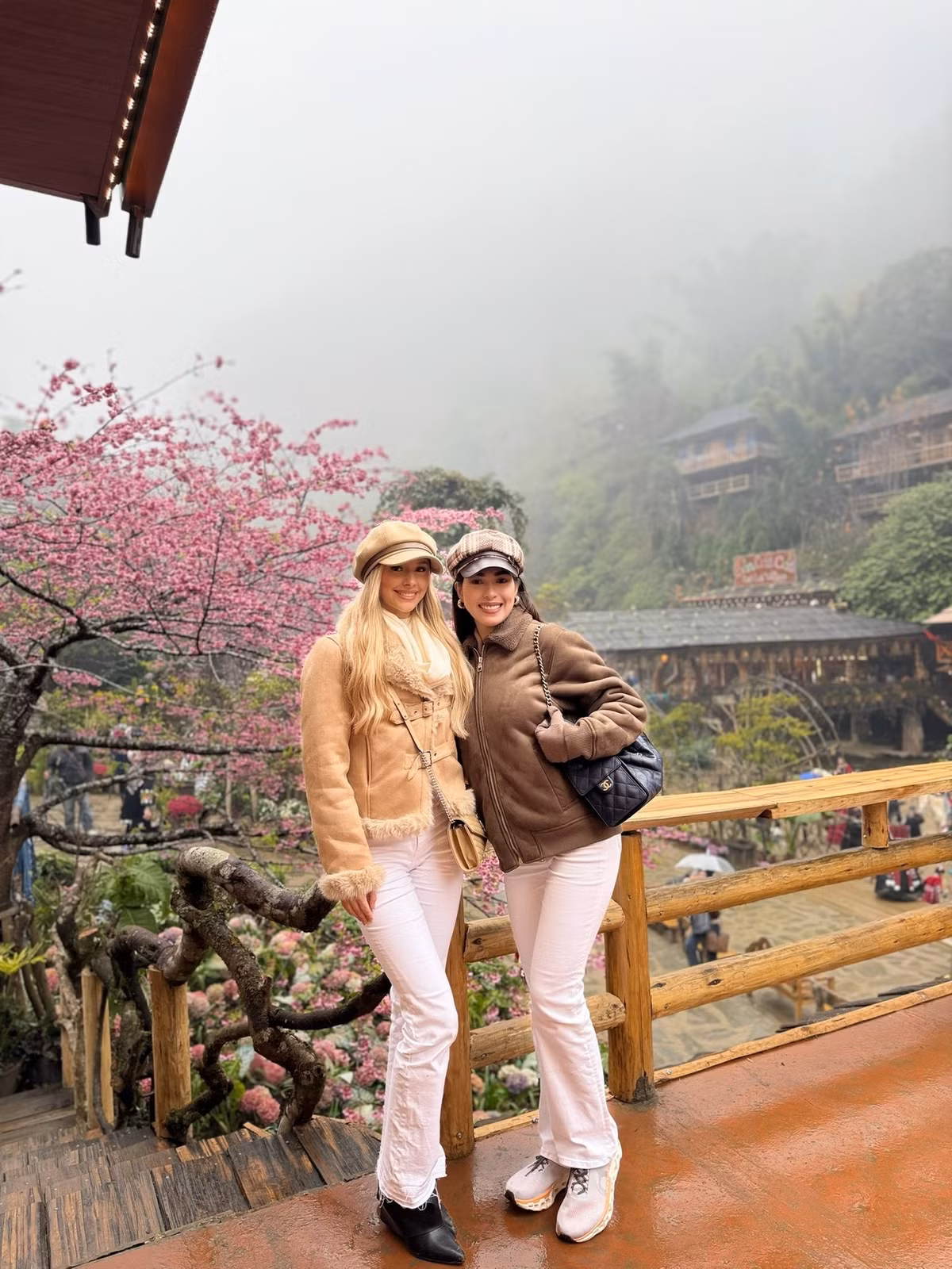 Á hậu Chelsea Fernandez và Hoa hậu Yolina Lindquist có nhiều khoảnh khắc thân thiết trong các hoạt động chung sau chung kết Miss Cosmo 2025. Ảnh: FB Yolina Lindquist.