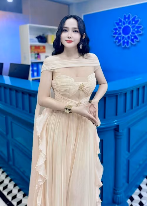 Chia sẻ trên Arttimes, Huỳnh Như nói, cô chưa bao giờ tự ti về cơ thể của một mẹ bỉm sữa. "Chồng thì luôn khen vợ mọi lúc mọi nơi, để động viên tinh thần vợ nên mình càng thêm yên tâm", Huỳnh Như trải lòng. Ảnh: FB Huỳnh Như.