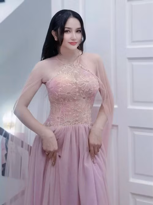 Huỳnh Như từng cho biết, cô không giữ chồng. "Mọi người hỏi sao em không giữ chồng, nói gì vậy trời? Ra đường gặp trai đẹp em còn mê, biết giữ kiểu gì giờ, thân ai nấy lo mọi người ơi", vợ Khánh Đơn hài hước nói. Ảnh: FB Huỳnh Như.