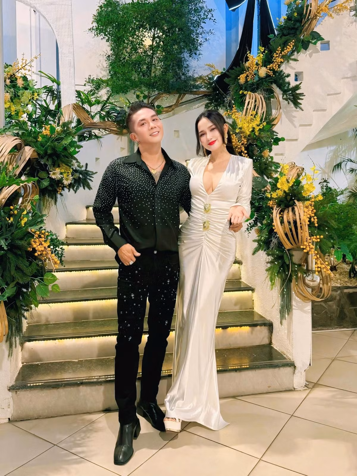 Khánh Đơn tặng Huỳnh Như biệt thự, xe hơi. Ảnh: FB Khánh Đơn.