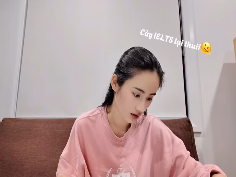 Ở Australia, Ý Nhi chăm chỉ học tập. Cô khoe ôn luyện IELTS. Ảnh: Youtube Ý Nhi.
