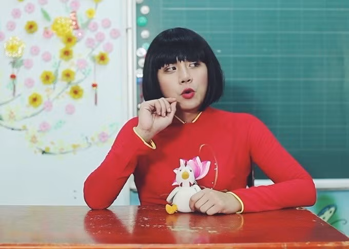 Duy Khánh được đánh giá là một trong những nghệ sĩ giả gái thuyết phục nhờ gương mặt có khuôn miệng nhỏ, vóc dáng thon gọn và lối diễn tự nhiên. Anh từng gây sốt mạng xã hội với vai “cô giáo Khánh” trong loạt video cùng tên, từ đó được đông đảo khán giả yêu mến và gọi bằng biệt danh này. Ảnh: FB Duy Khánh.