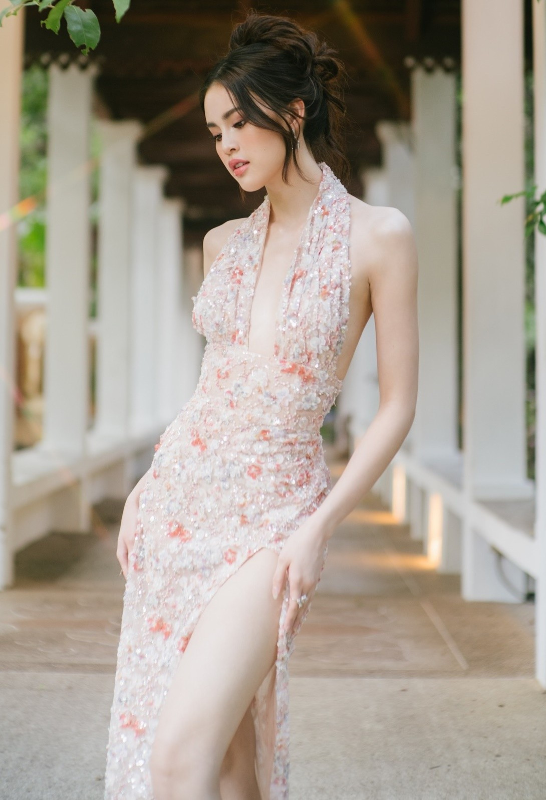 Nàng hậu dễ dàng 'chinh phục' trang phục cắt xẻ táo bạo. Ảnh: FB Nicha Poonpoka.