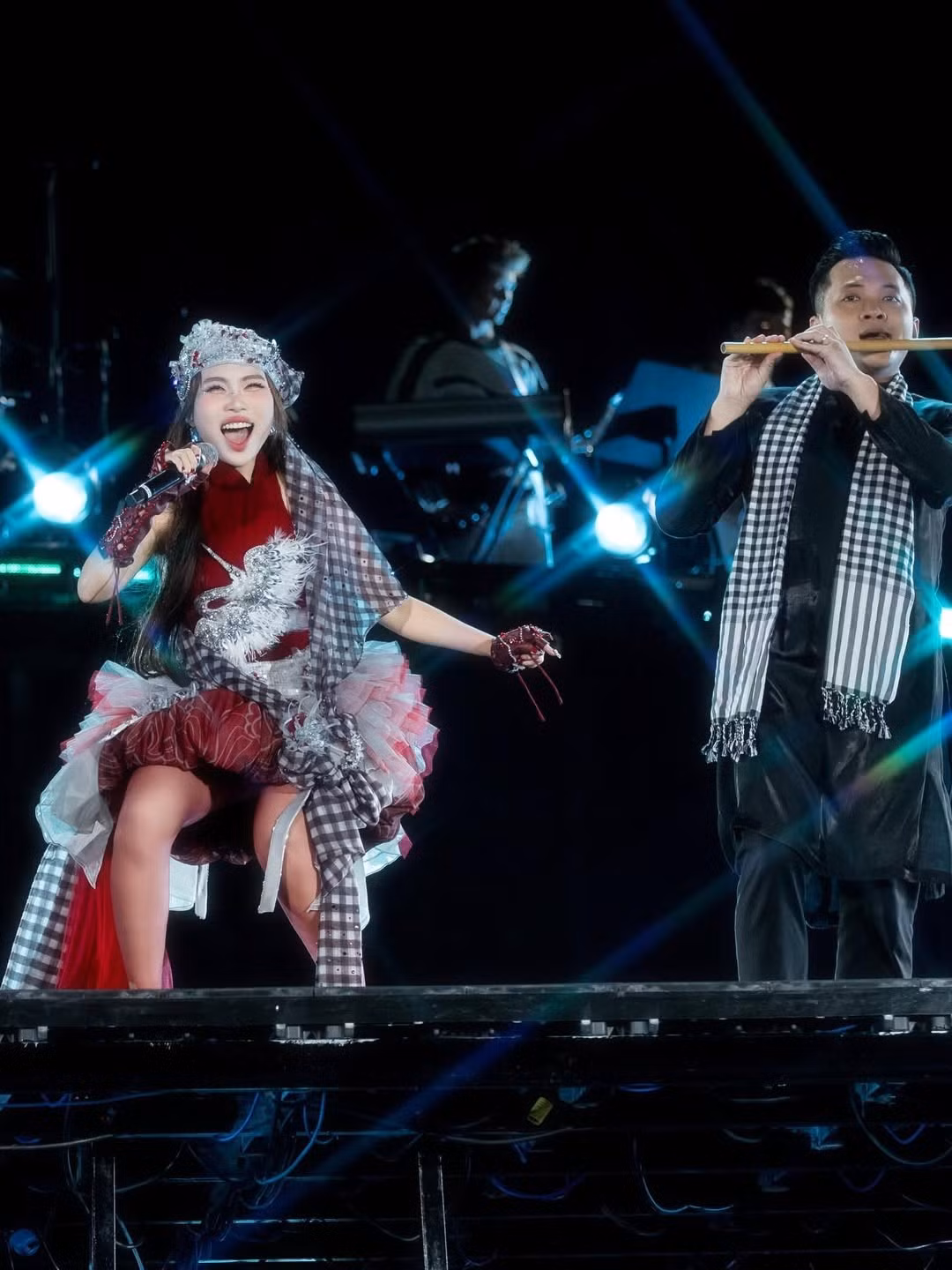 "Tiếc nuối ở Sing! Asia giờ đã thành niềm hạnh phúc ở V concert. Bài ca Đất Phương Nam không chỉ được hát, mà còn được vang lên cùng tiếng hát của đồng bào", Phương Mỹ Chi cho hay. Ảnh: Instagram Phương Mỹ Chi.