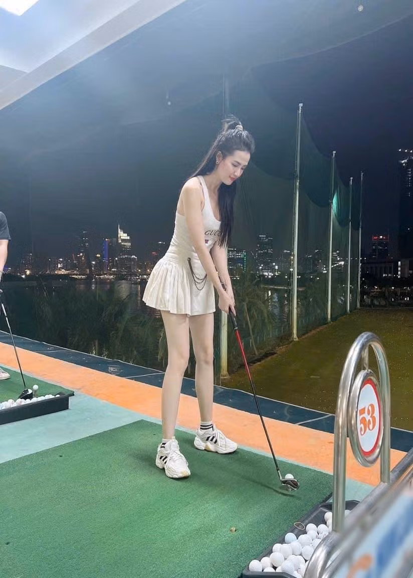 Tuổi 35, người đẹp tận hưởng cuộc sống sang chảnh. Khi rảnh rỗi, cô đi đánh golf, du lịch. Ảnh: FB Phan Thị Mơ.