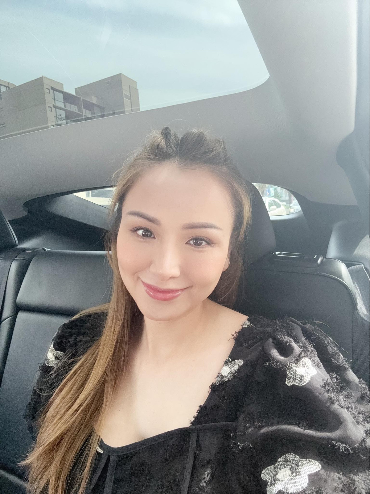 Mới đây, trên trang cá nhân, Diễm Hương chia sẻ, cô được chồng đưa đi bệnh viện cấp cứu ở Canada.