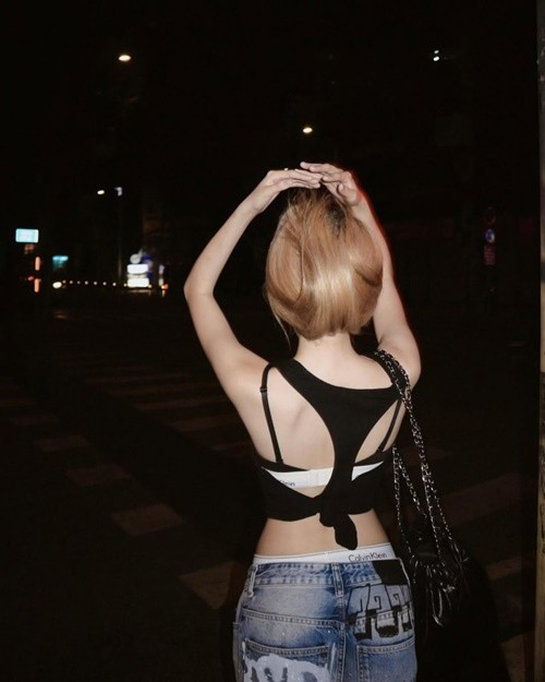 Nghi Phương diện áo cắt xẻ, để lộ nội y. Ảnh: Instagram Nghi Phương.