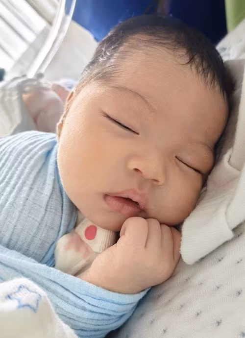 Con gái H'hen Niê trộm vía bụ bẫm, đáng yêu, có nhiều nét giống Tuấn Khôi. Ảnh: FB H'hen Niê.