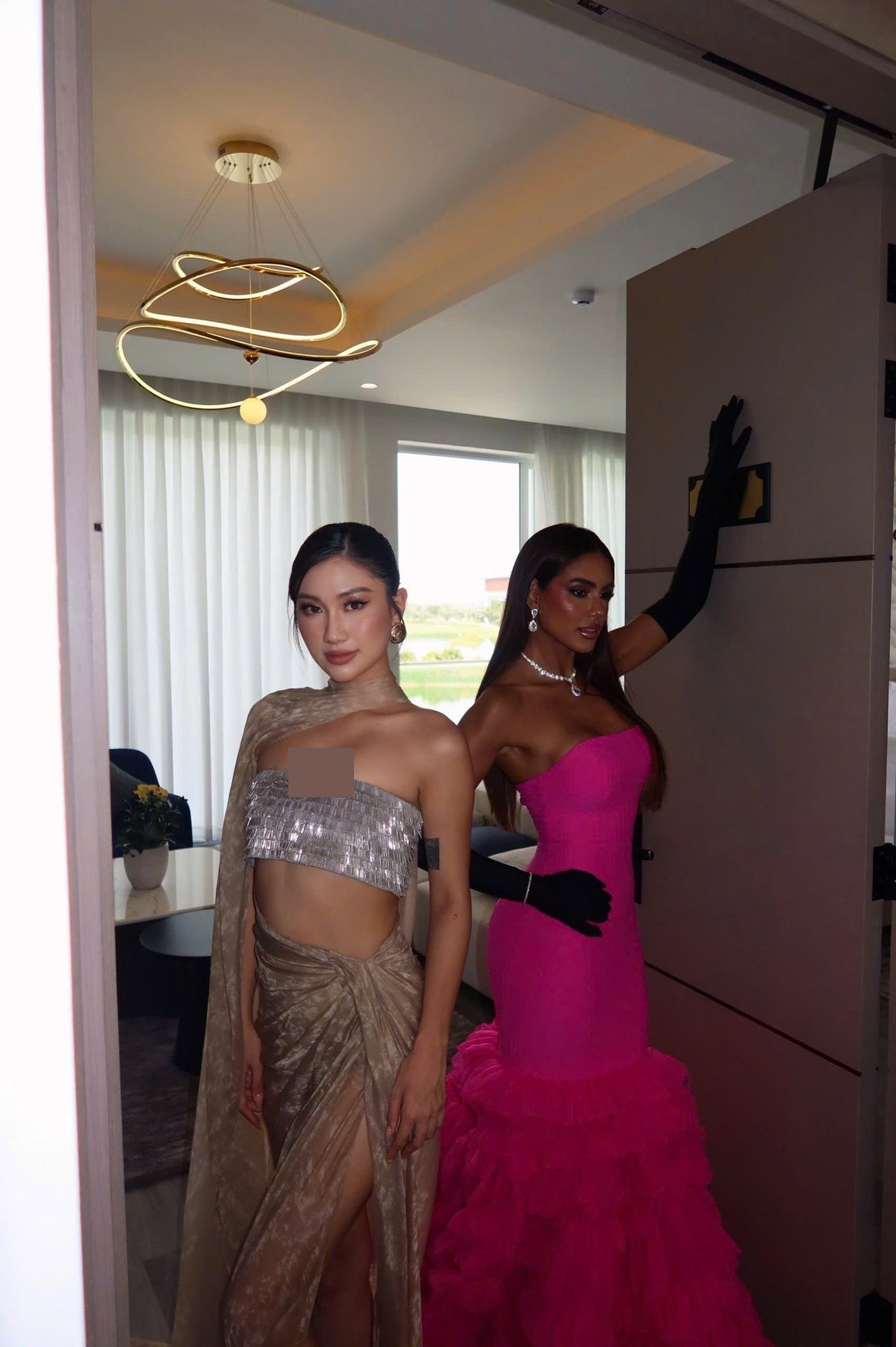 Trên trang cá nhân, Hoa hậu Phương Linh đăng tải loạt ảnh bên Gabriela Borges (phải). Phương Linh diện áo croptop cùng chân váy xẻ tà cao. Gabriela diện váy cúp ngực màu hồng nổi bật, ôm sát cơ thể với phần chân váy có bèo nhún.