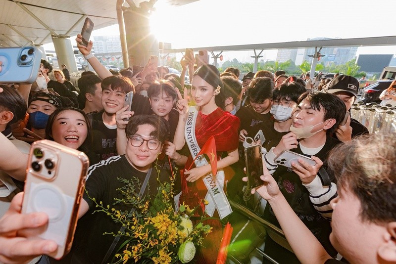 View - Hương Giang được fan vây kín ở sân bay khi đi thi Miss Universe 2025 | Báo Tri thức và Cuộc sống - TIN TỨC PHỔ BIẾN KIẾN THỨC 24H