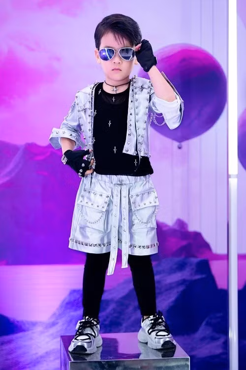 Bé Polo Huỳnh tự tin trước ống kính máy ảnh và khán giả. Ảnh: FB Polo Huỳnh.