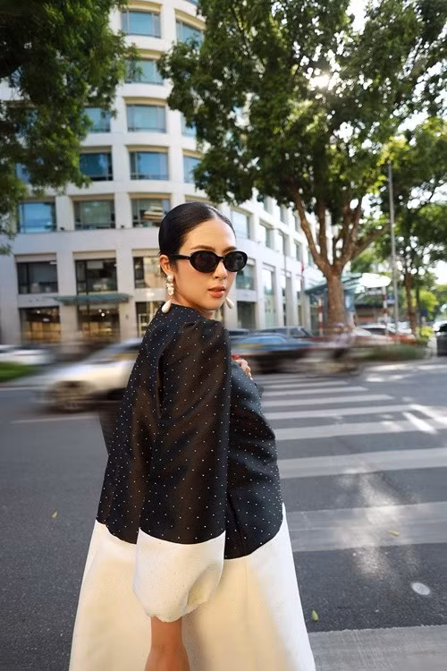 Ngọc Hân tâm sự, chặng đường 15 năm qua không quá dài nhưng cũng chẳng ngắn. Người đẹp cảm thấy vui vì bản thân đã có một thanh xuân rực rỡ. Ảnh: FB Ngọc Hân.