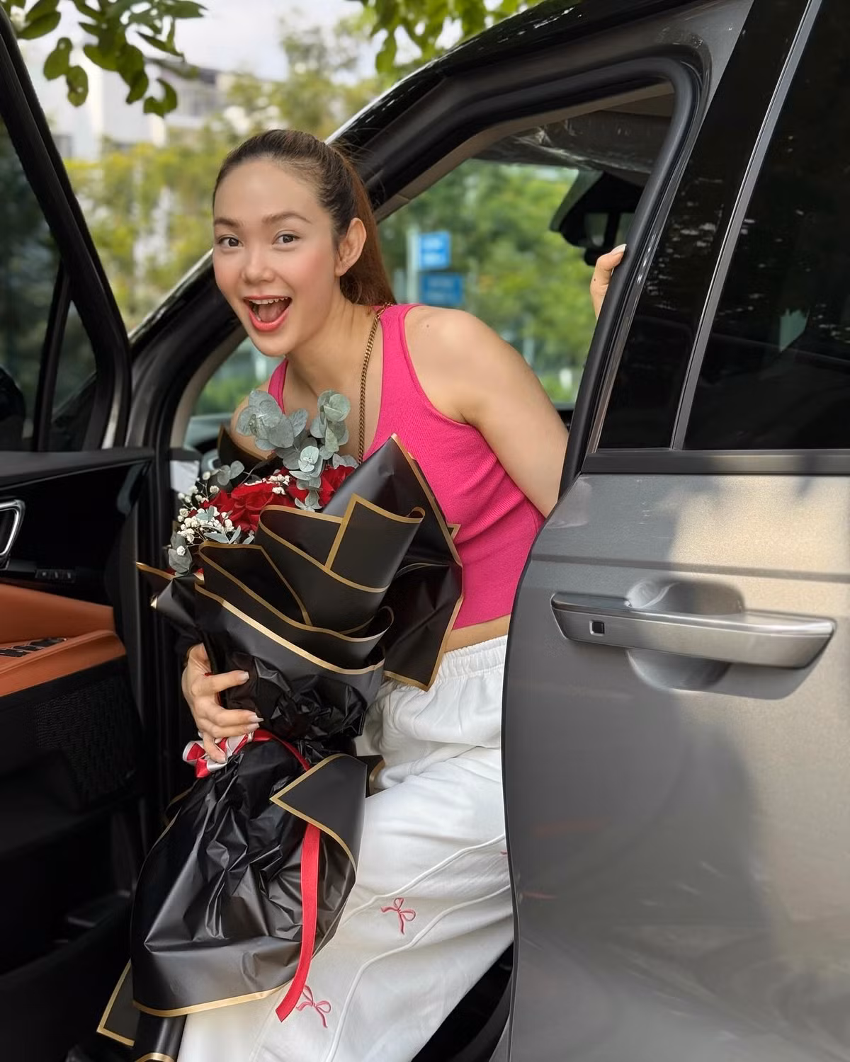 Nữ ca sĩ tiết lộ được doanh nhân Quốc Bảo tặng xe ôtô mới và hoa tươi vào tháng 3/2025.