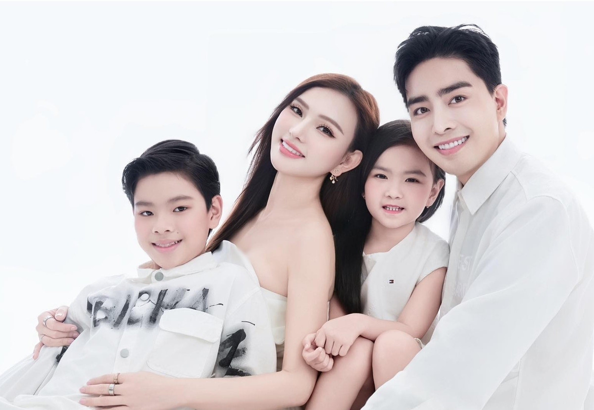 Kin Nguyễn và Thu Thủy có một cô con gái chung. Nữ ca sĩ còn có một cậu con trai riêng. Trong cuộc phỏng vấn với Vietnamnet, Thu Thủy cho biết, Kin Nguyễn đảm nhận chính việc đưa đón con trai đi học, dạy con học. Phía con trai Thu Thủy thoải mái tâm sự những chuyện thầm kín với Kin Nguyễn. Ảnh: FB Thu Thủy.