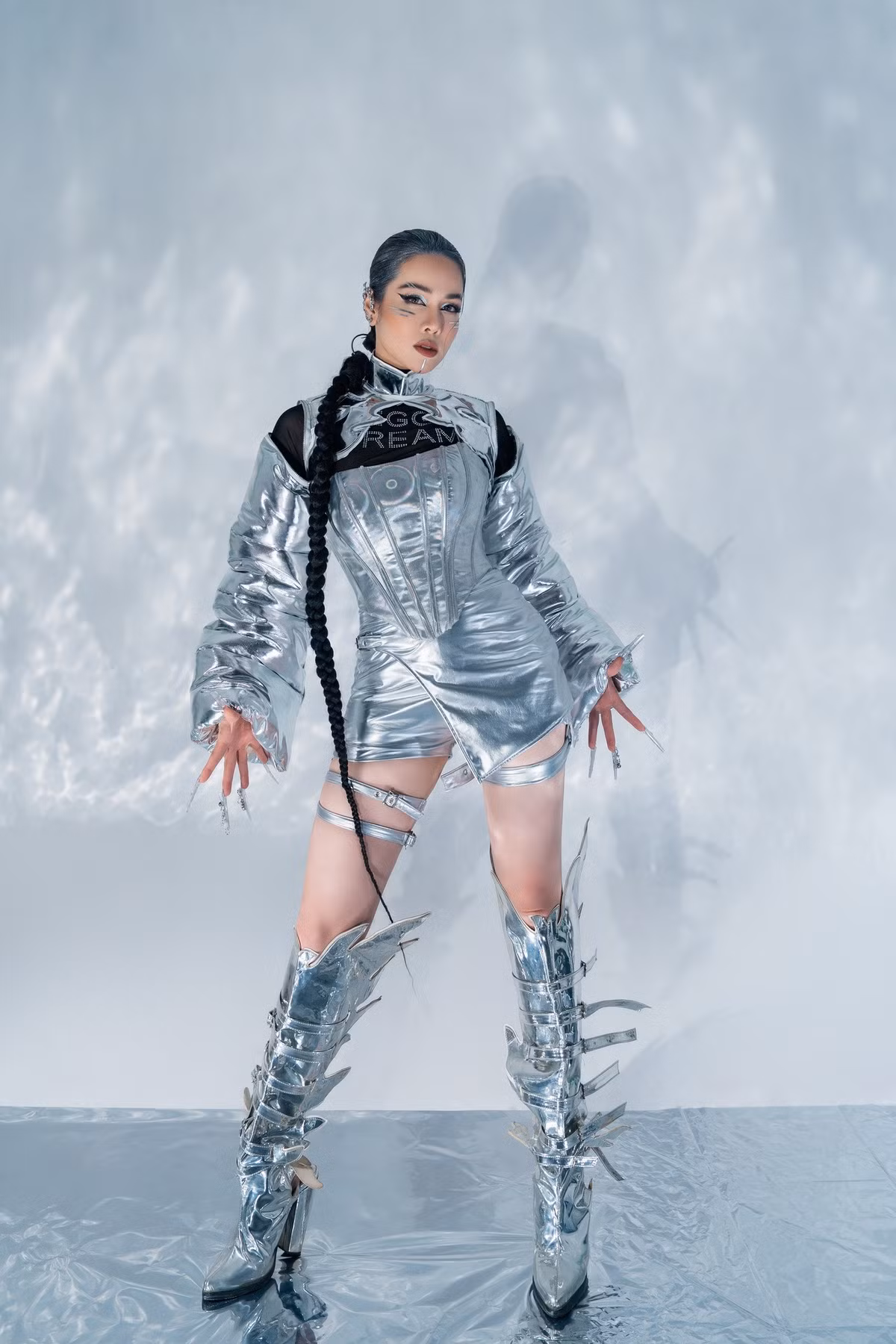 Tháng 10/2025, nữ ca sĩ ra mắt MV Cát bụi dần tan trôi sau 3 năm chuẩn bị. Ảnh: FB Nhật Kim Anh.