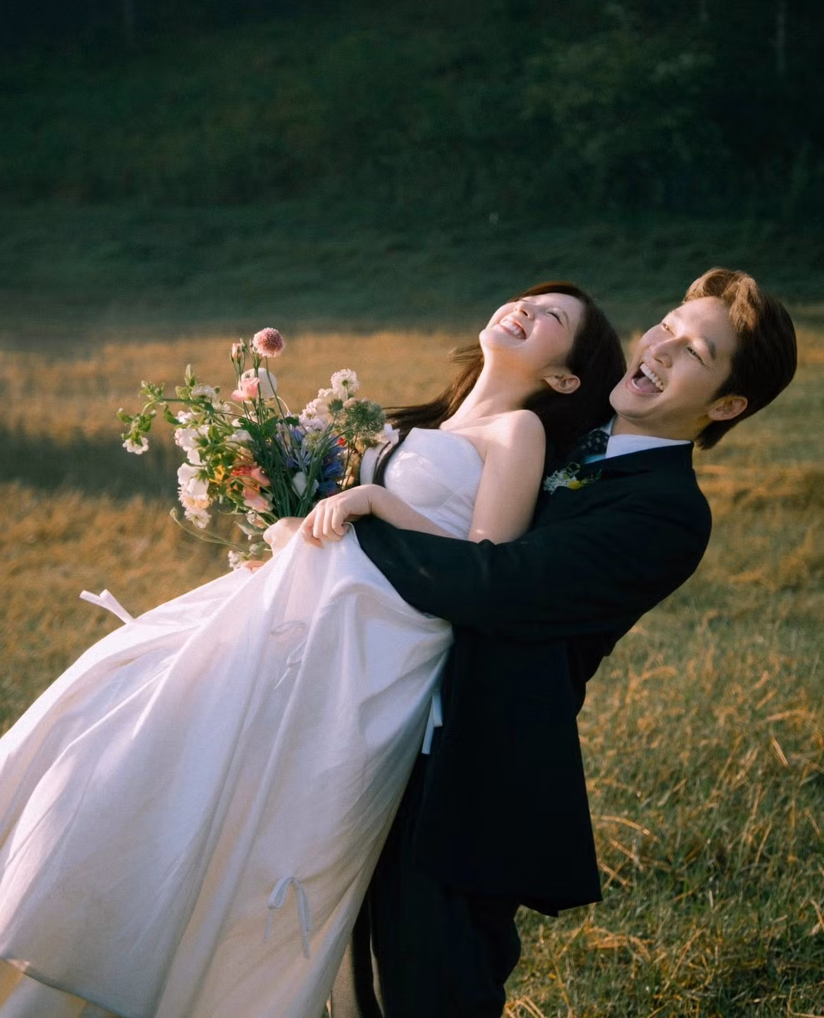 Ngọc Huyền lẫn Đình Tú phủ nhận tin đồn cưới chạy bầu. Ảnh: FB Ngọc Huyền.