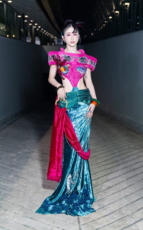 Với bộ trang phục hồng – xanh đính kết cầu kỳ, Châu Tuyết Vân cho thấy khả năng làm chủ những thiết kế lạ mắt bằng thần thái mạnh mẽ và ánh nhìn sắc sảo.