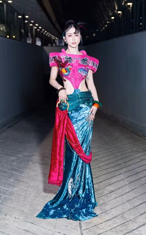 Với bộ trang phục hồng – xanh đính kết cầu kỳ, Châu Tuyết Vân cho thấy khả năng làm chủ những thiết kế lạ mắt bằng thần thái mạnh mẽ và ánh nhìn sắc sảo.
