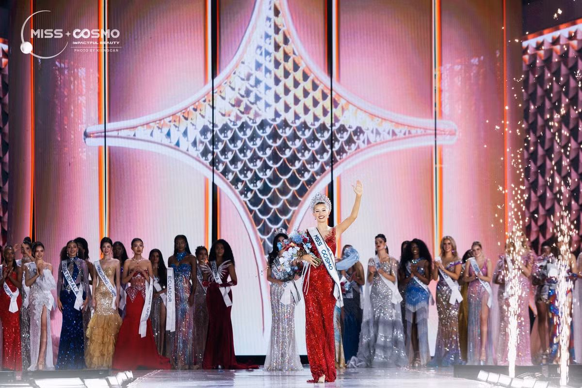 Tiền Phong dẫn lời đại diện Mỹ: "Chứng kiến người dì phải cắt bỏ ngực chỉ hai ngày sau khi tôi tốt nghiệp đã trở thành bước ngoặt, thúc đẩy tôi hành động vì cộng đồng bệnh nhân ung thư. Theo tôi, sự can đảm của người bệnh cần được tiếp sức bằng nhận thức xã hội và sự chung tay từ các quỹ thiện nguyện, đặc biệt với những gia đình có hoàn cảnh khó khăn". Ảnh: Miss Cosmo.