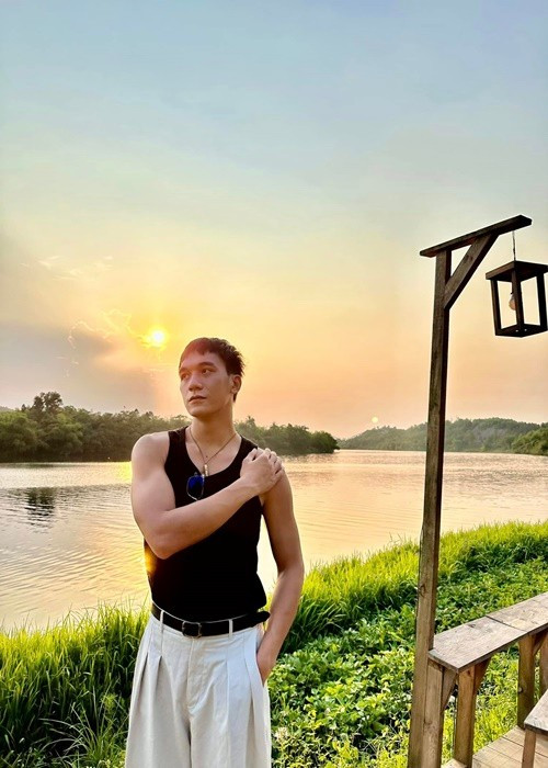 Nam diễn viên sinh năm 1997 có chiều cao 1m8. Ảnh: FB Đỗ Nhật Hoàng.