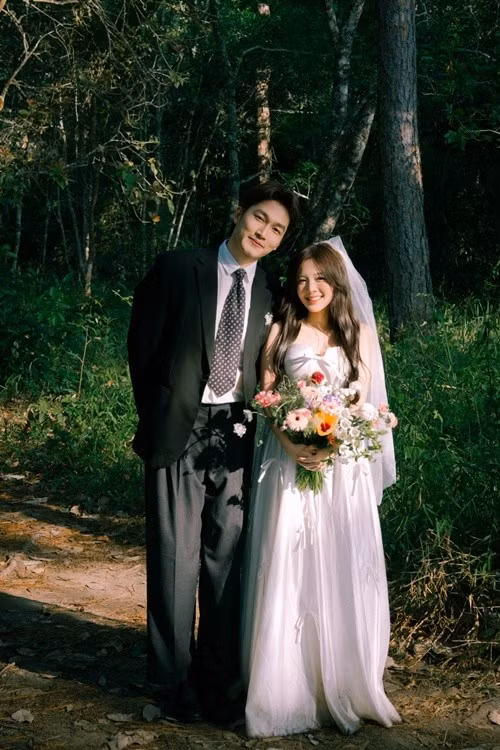 Trước đó, khoe ảnh cưới dịp sinh nhật, Đình Tú trải lòng: "Sinh nhật mình, nhưng tặng mẹ 1 nàng dâu". Ảnh: FB Đình Tú.