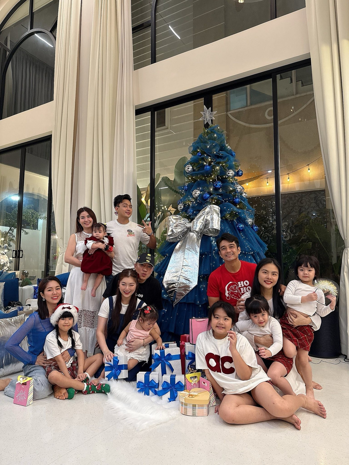 Vân Trang cũng tự tay trang trí biệt thự đón Giáng sinh. Vợ chồng nữ diễn viên còn mời gia đình của các bạn bè thân thiết đến nhà ăn uống. Ảnh: FB Vân Trang.