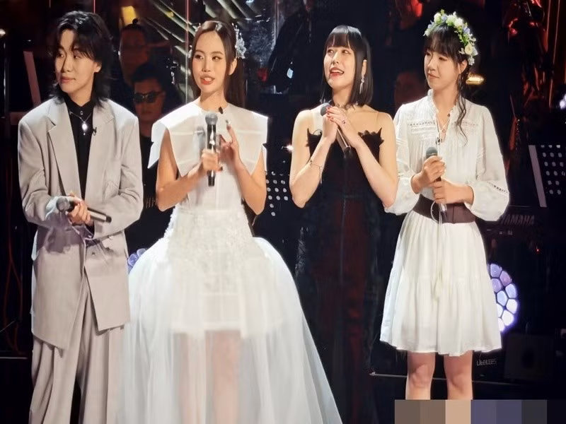 Một số tờ như Sinchew, Guangming Daily đưa tin về kết quả chung kết. Cụ thể, ca sĩ người Nhật Miyuna đoạt quán quân, ca sĩ người Trung Quốc Chu Phi Ca giành á quân, Phương Mỹ Chi xếp thứ ba. Ảnh: Tiền Phong.