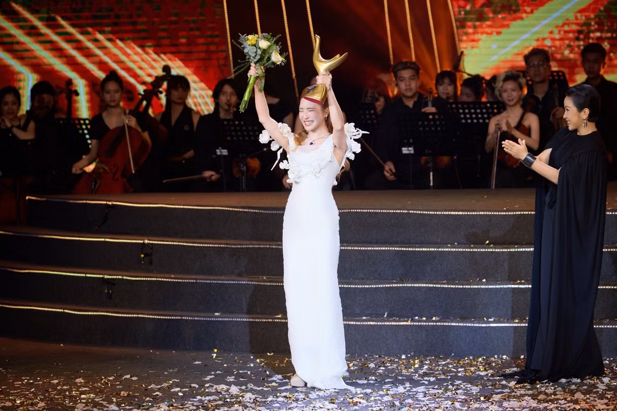 Nữ ca sĩ chia sẻ thêm trên trang cá nhân: "18 tuổi hát bằng bản năng, 23 tuổi hát bằng khát khao, 30 tuổi hát bằng tất cả những gì đã vỡ… rồi tự lành".