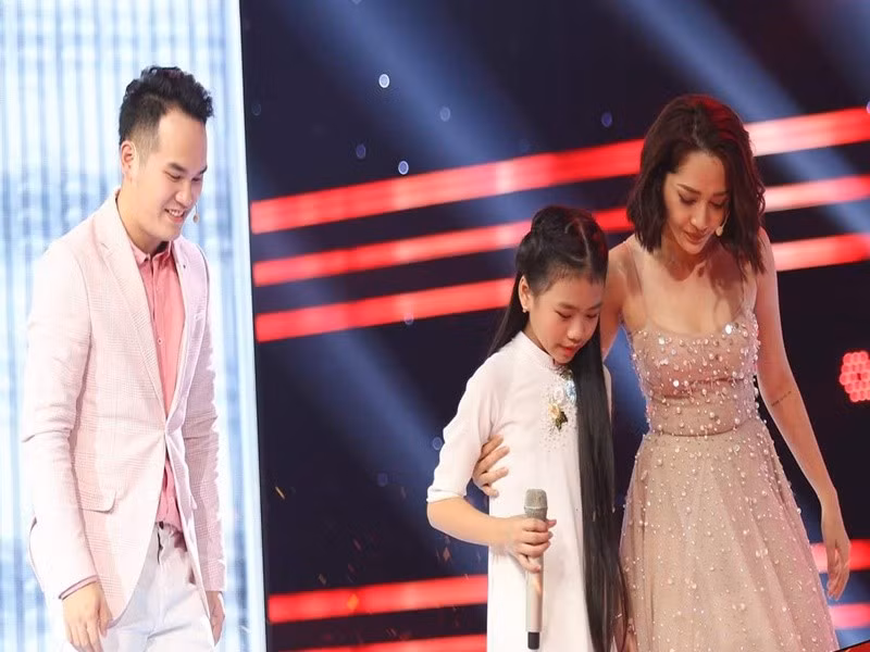 Cặp đôi huấn luyện viên Bảo Anh - Khắc Hưng bấm chọn Bảo Anh ở Giọng hát Việt nhí 2018. Ảnh: FB Bảo Anh.